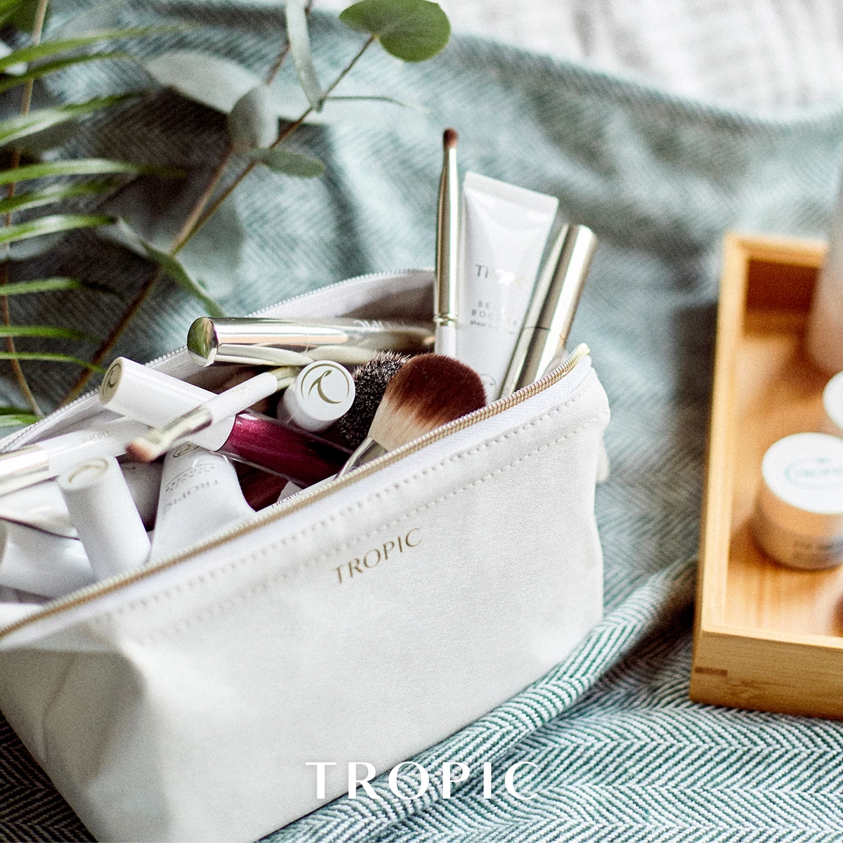 AMB_Cosmetics Bag Lifestyle Image 1